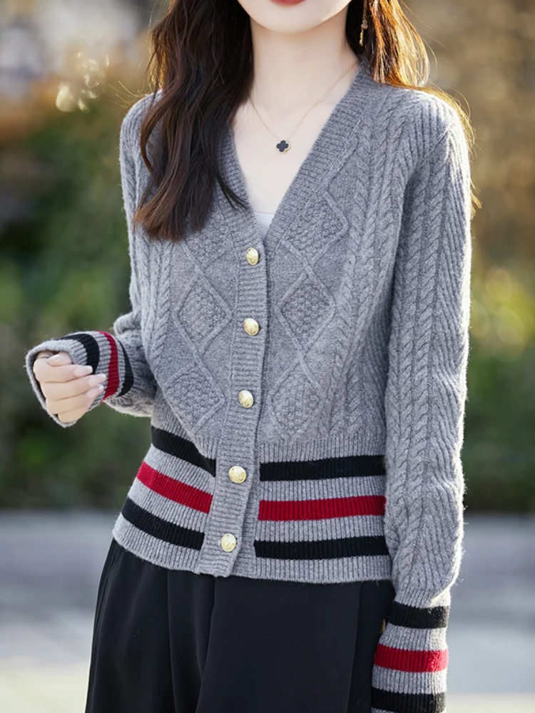 WW | Wollstrickjacke Damen Mit V-ausschnitt, Zopfmuster Und Goldknöpfen