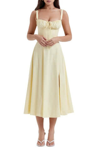 Blossom – Geblümtes, figurbetontes Kleid mit geformter Taille