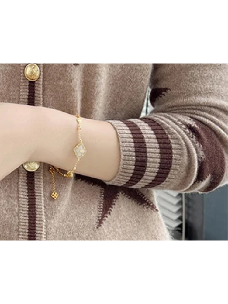 WW | Wollstrickjacke Damen Mit Sternenmuster Und Goldknöpfen