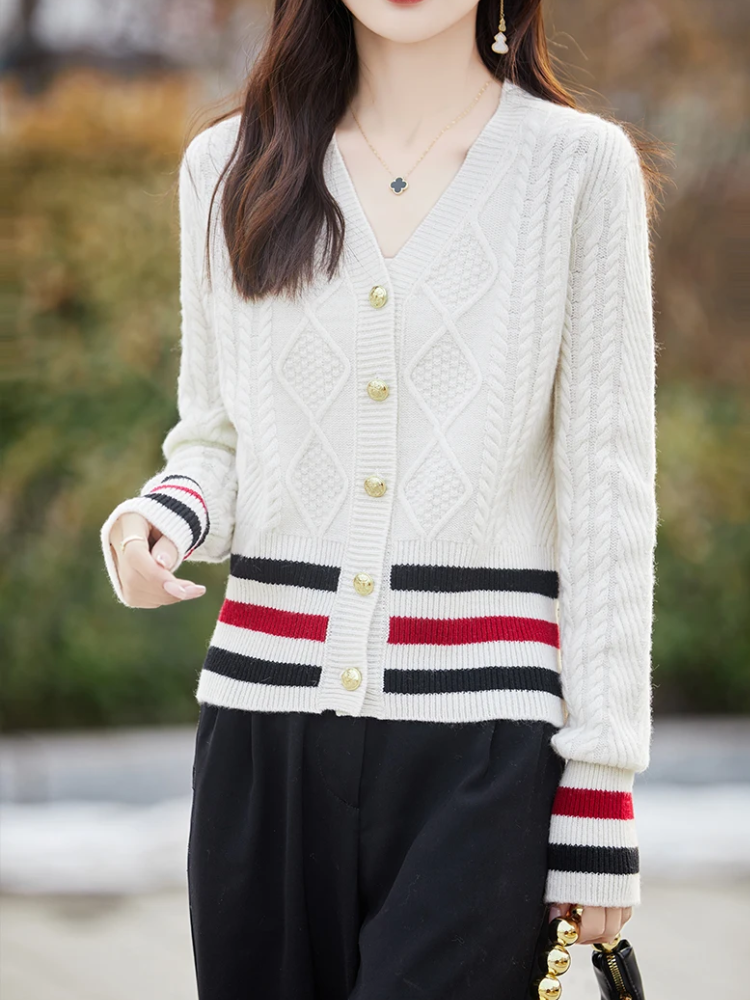 WW | Wollstrickjacke Damen Mit V-ausschnitt, Zopfmuster Und Goldknöpfen