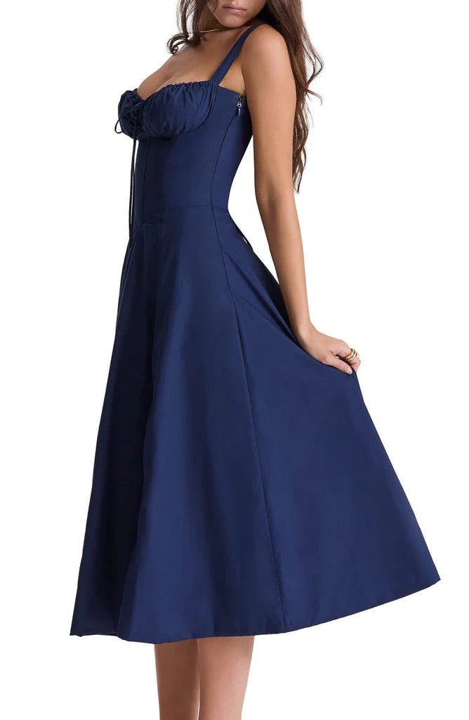 Blossom – Geblümtes, figurbetontes Kleid mit geformter Taille