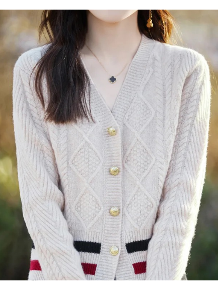 WW | Wollstrickjacke Damen Mit V-ausschnitt, Zopfmuster Und Goldknöpfen