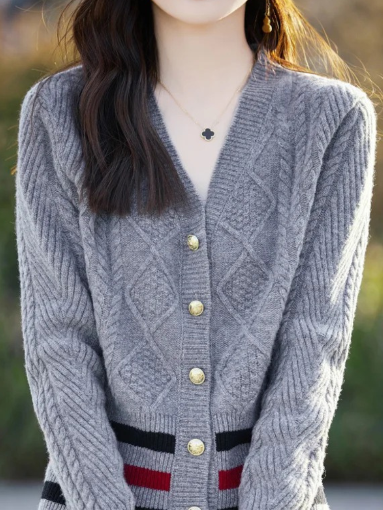 WW | Wollstrickjacke Damen Mit V-ausschnitt, Zopfmuster Und Goldknöpfen