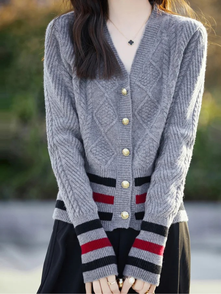 WW | Wollstrickjacke Damen Mit V-ausschnitt, Zopfmuster Und Goldknöpfen