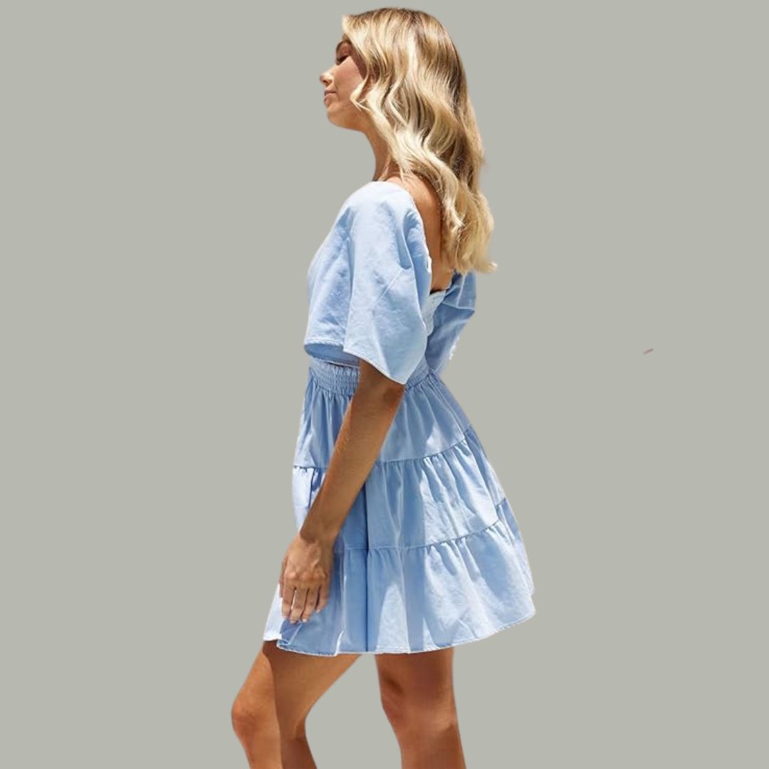 Gestuftes Minikleid mit Herzausschnitt