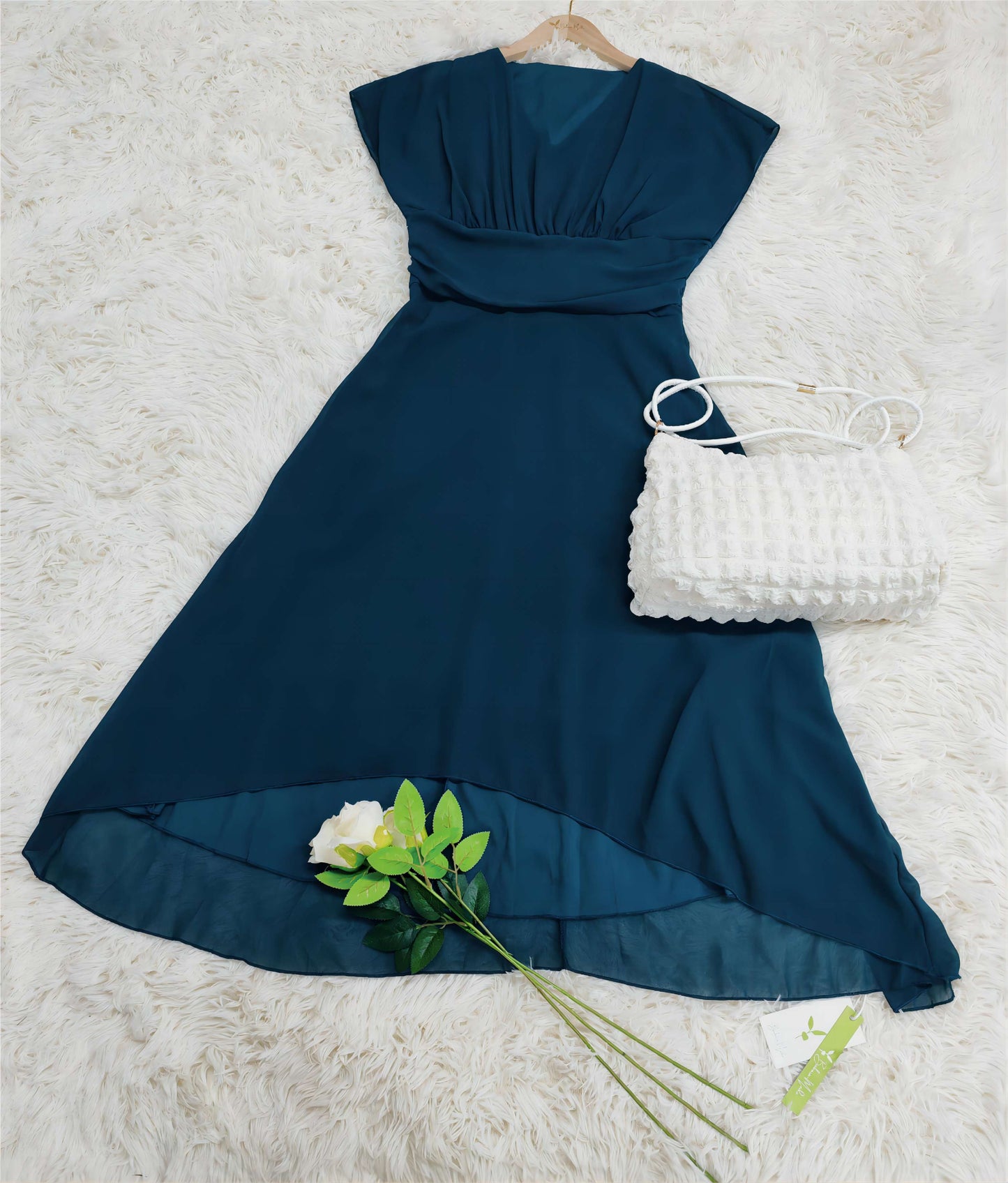 Zeitloses Damenkleid - 2024 edition