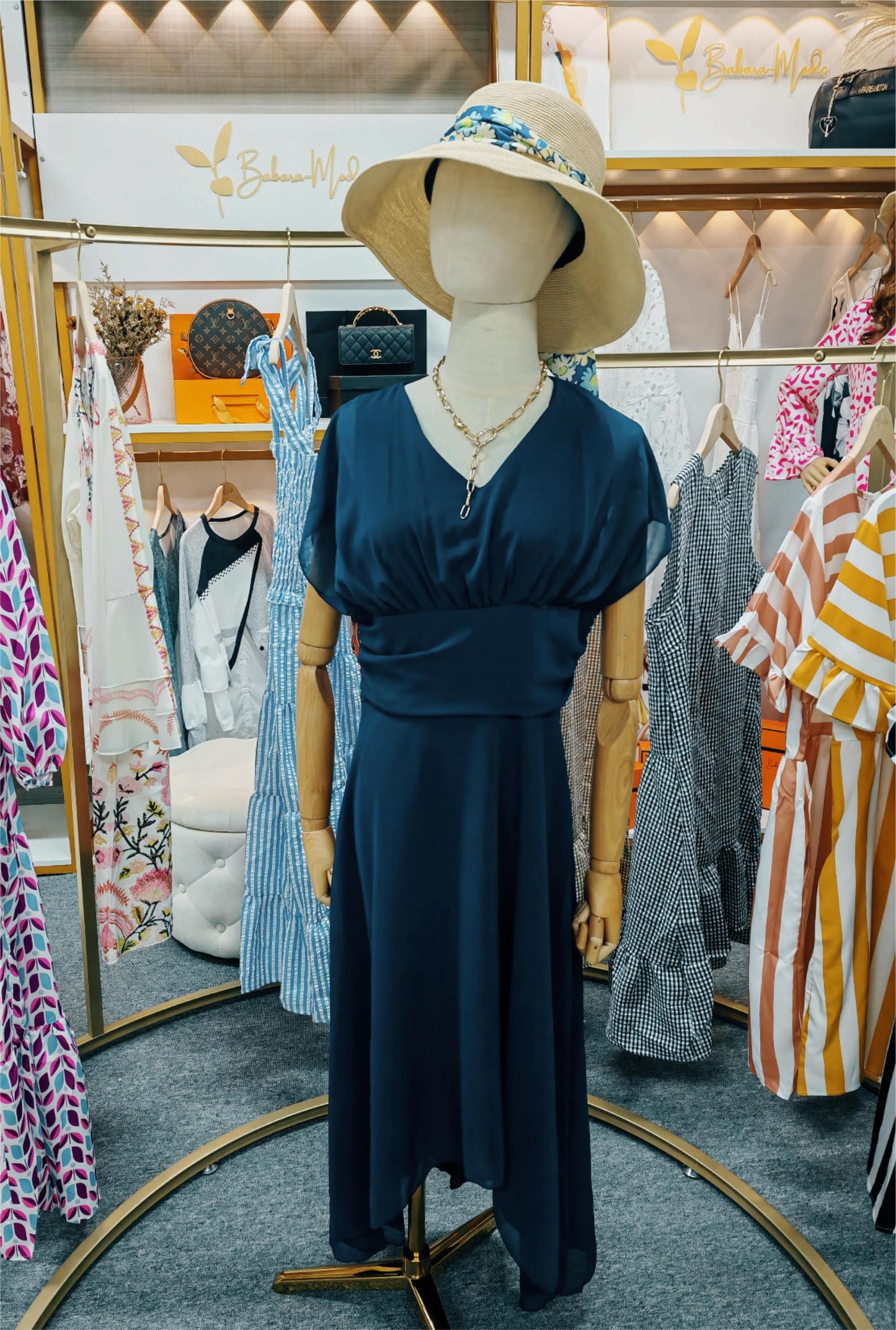 Zeitloses Damenkleid - 2024 edition