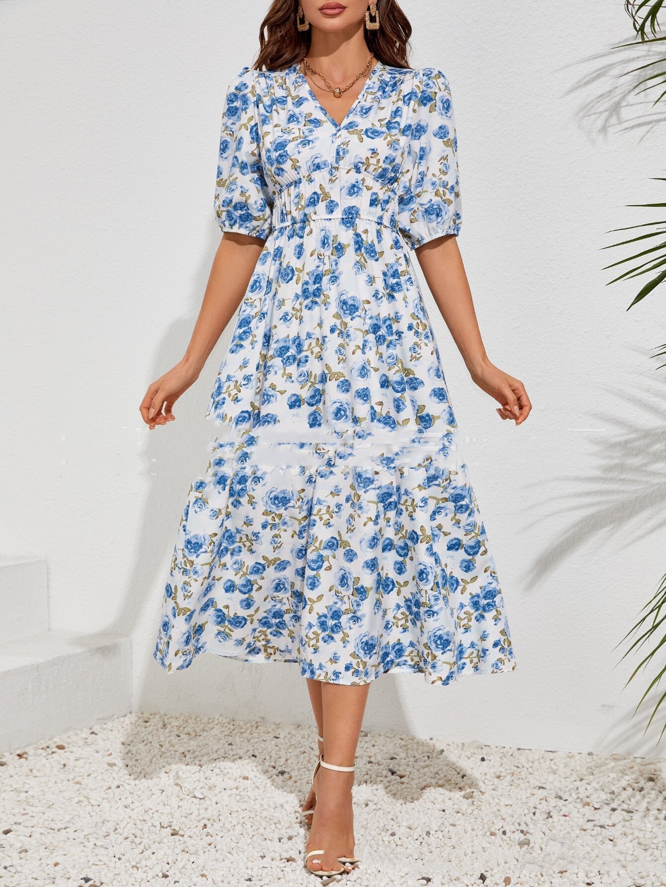 – kurzärmeliges maxikleid mit romantischem blumendruck