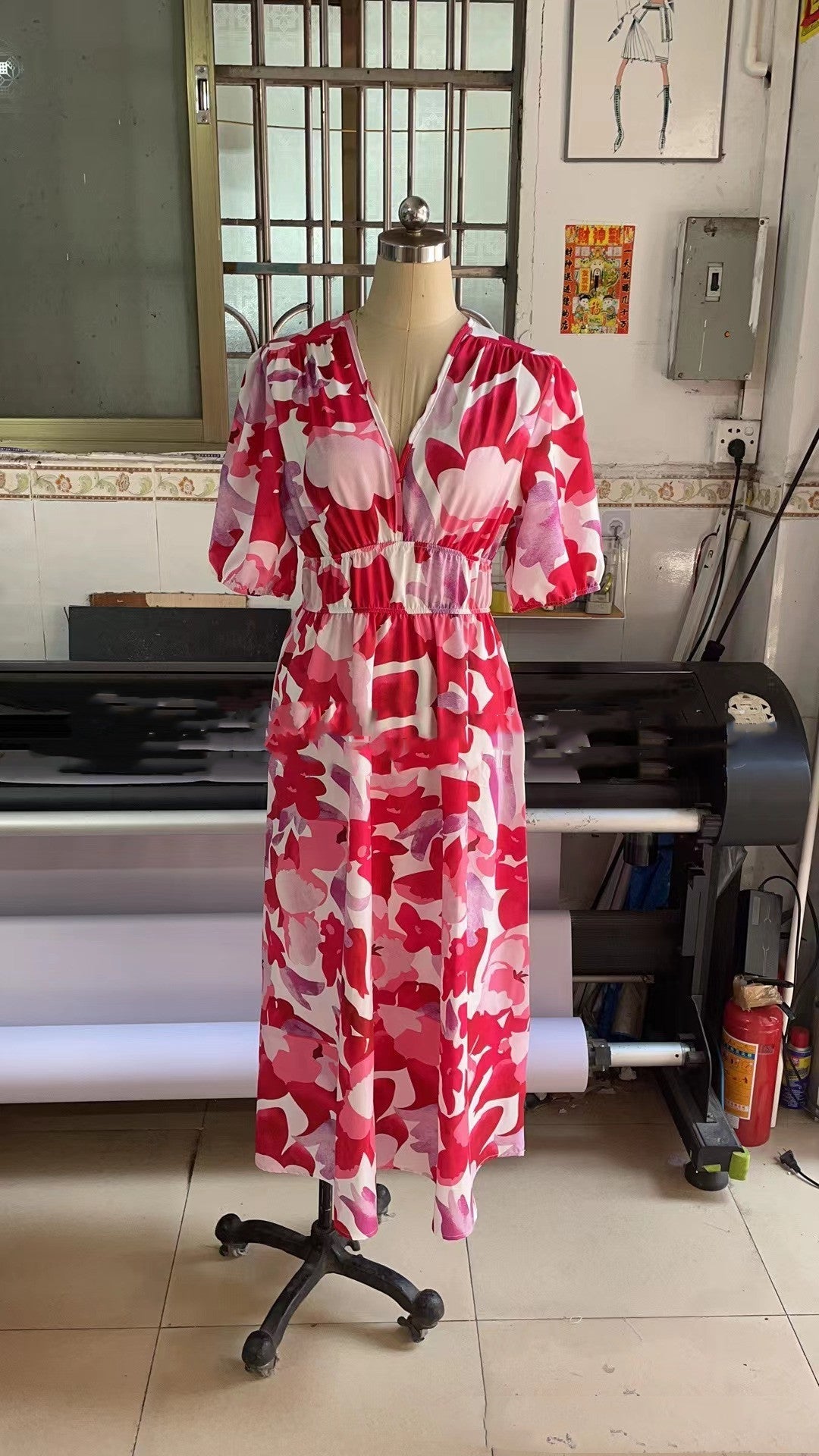 – kurzärmeliges maxikleid mit romantischem blumendruck