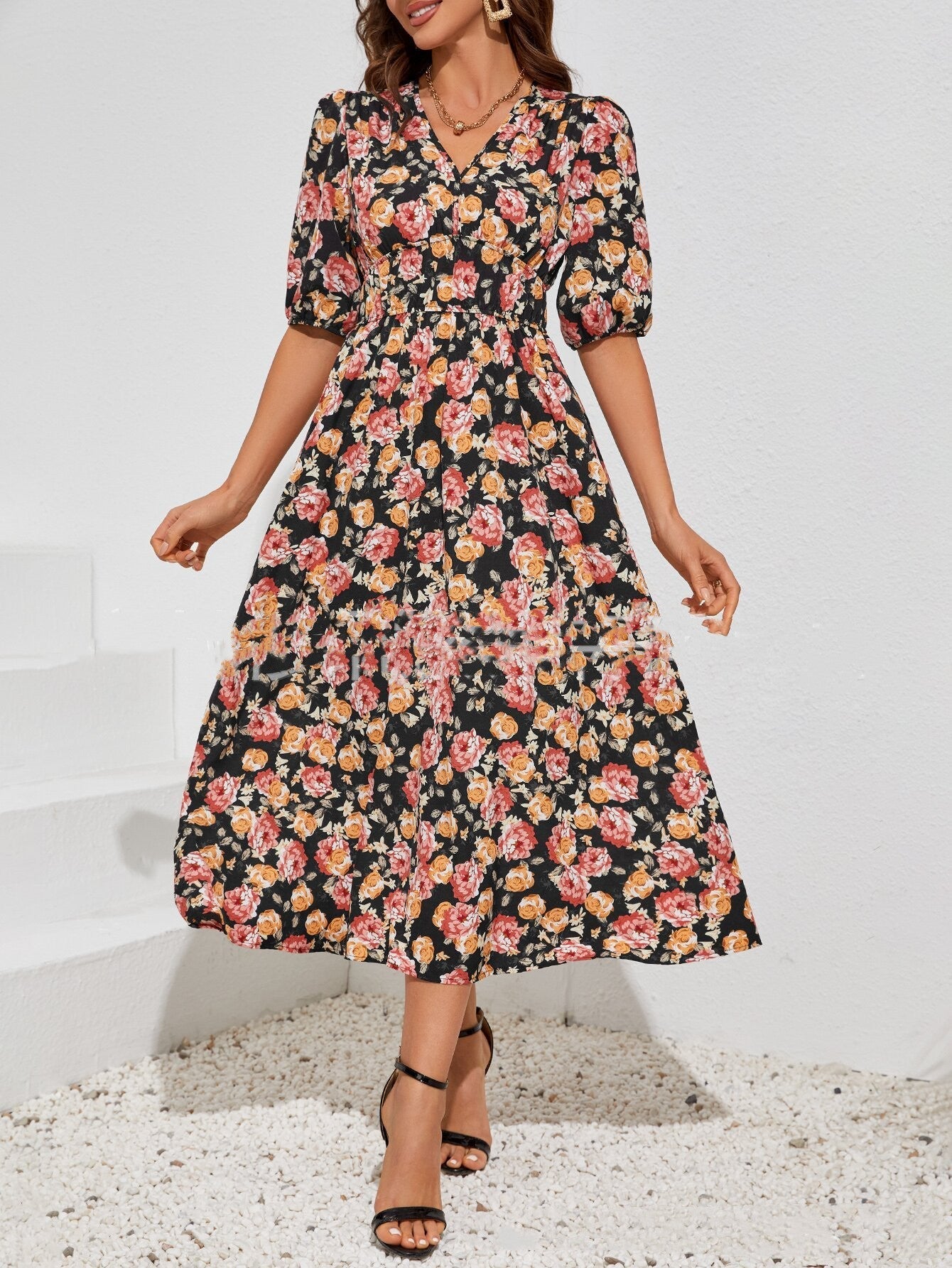 – kurzärmeliges maxikleid mit romantischem blumendruck
