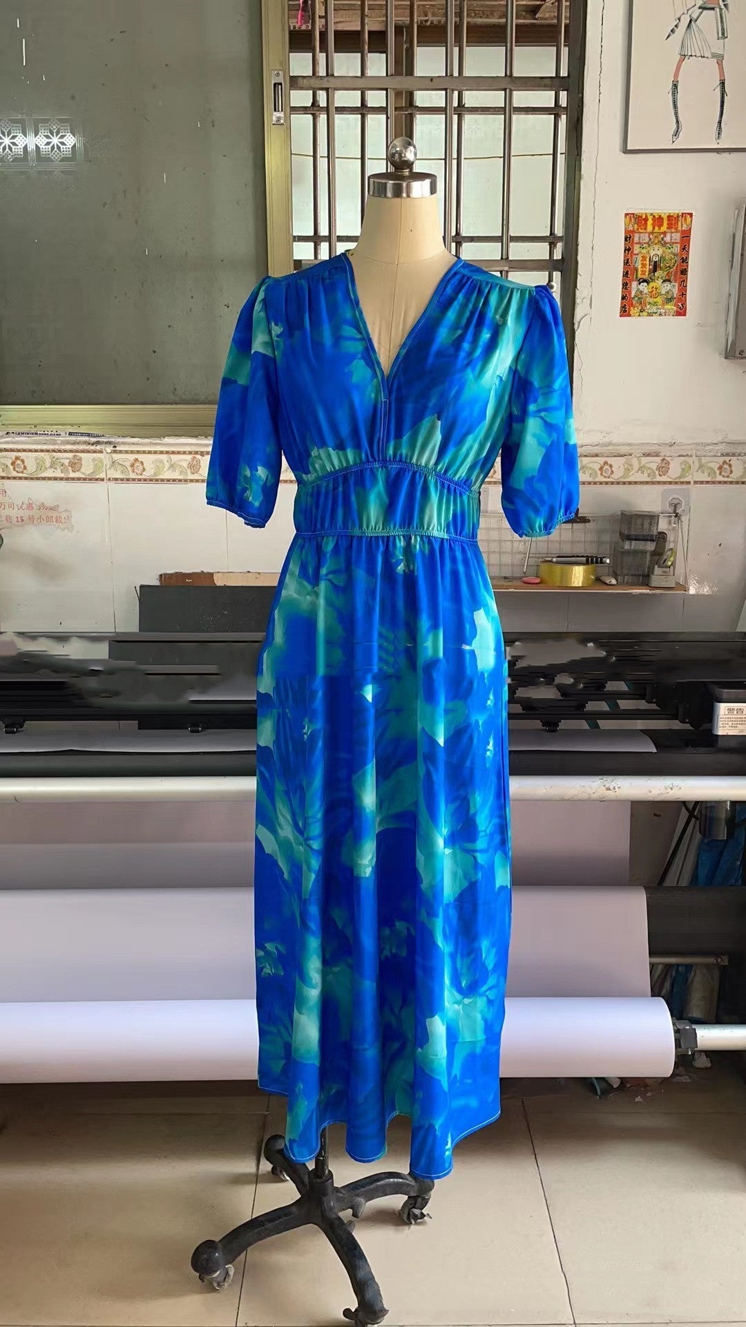 – kurzärmeliges maxikleid mit romantischem blumendruck