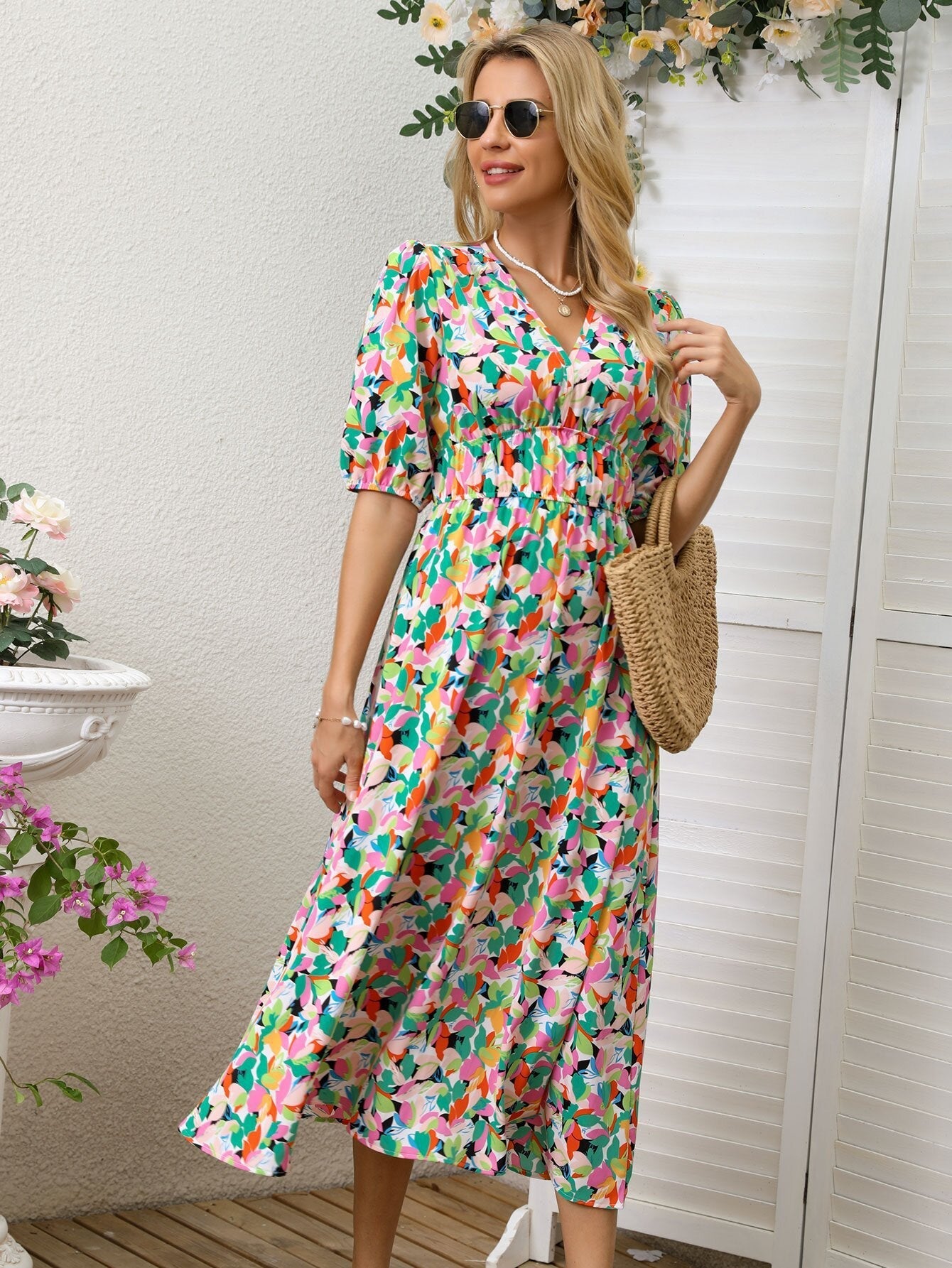– kurzärmeliges maxikleid mit romantischem blumendruck
