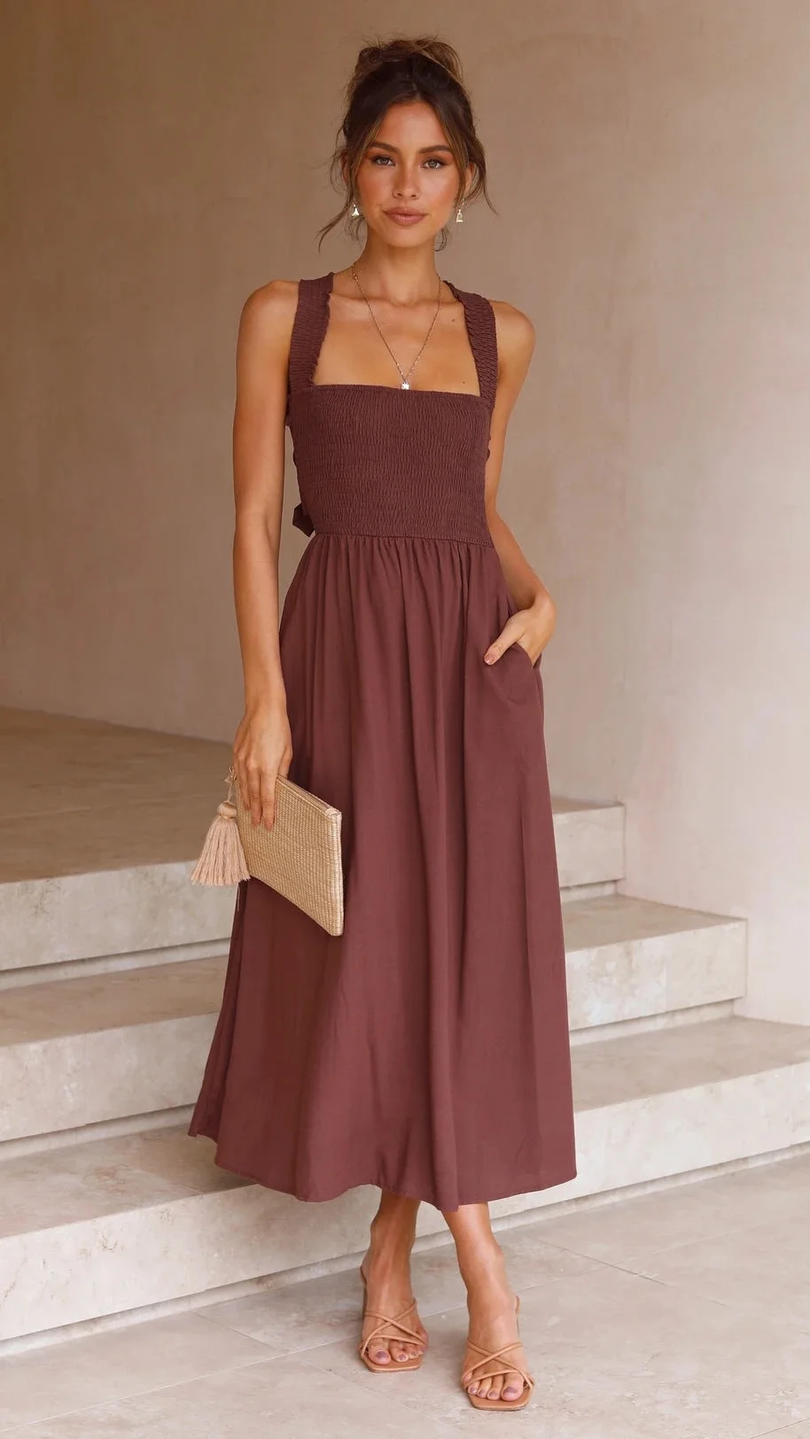 – Braunes, minimalistisches, ärmelloses Midikleid