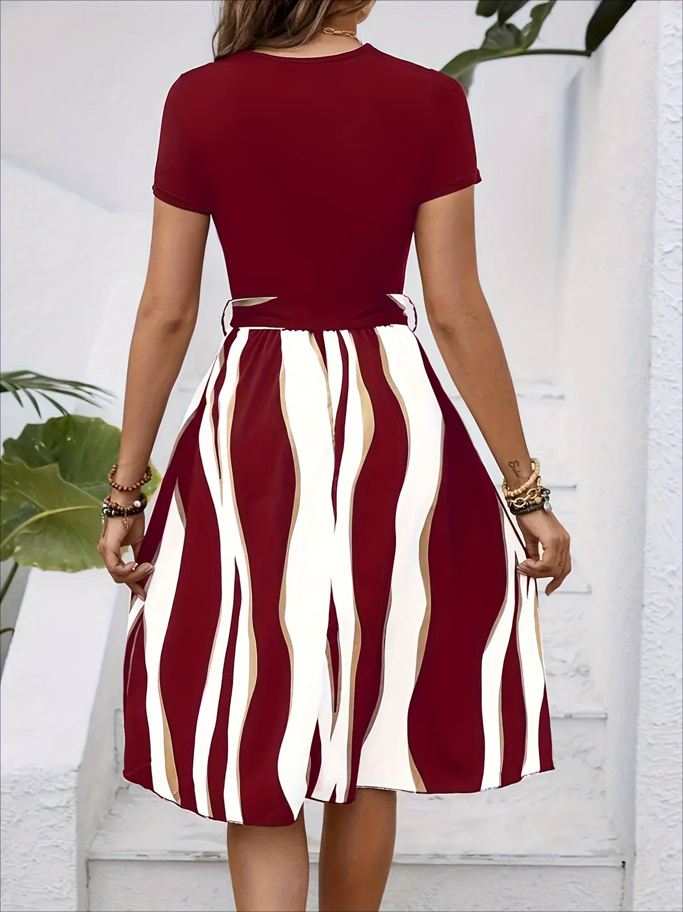Gestreiftes Damen Kleid mit Rundhalsausschnitt