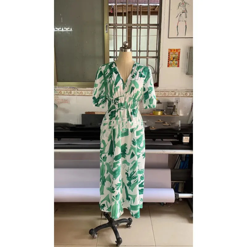 – kurzärmeliges maxikleid mit romantischem blumendruck