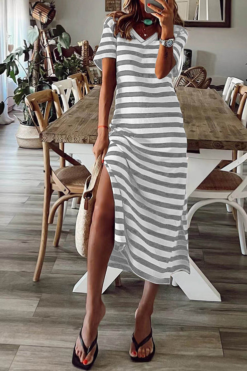 – Gestreiftes Patchwork-Freizeitkleid mit V-Ausschnitt und kurzen Ärmeln