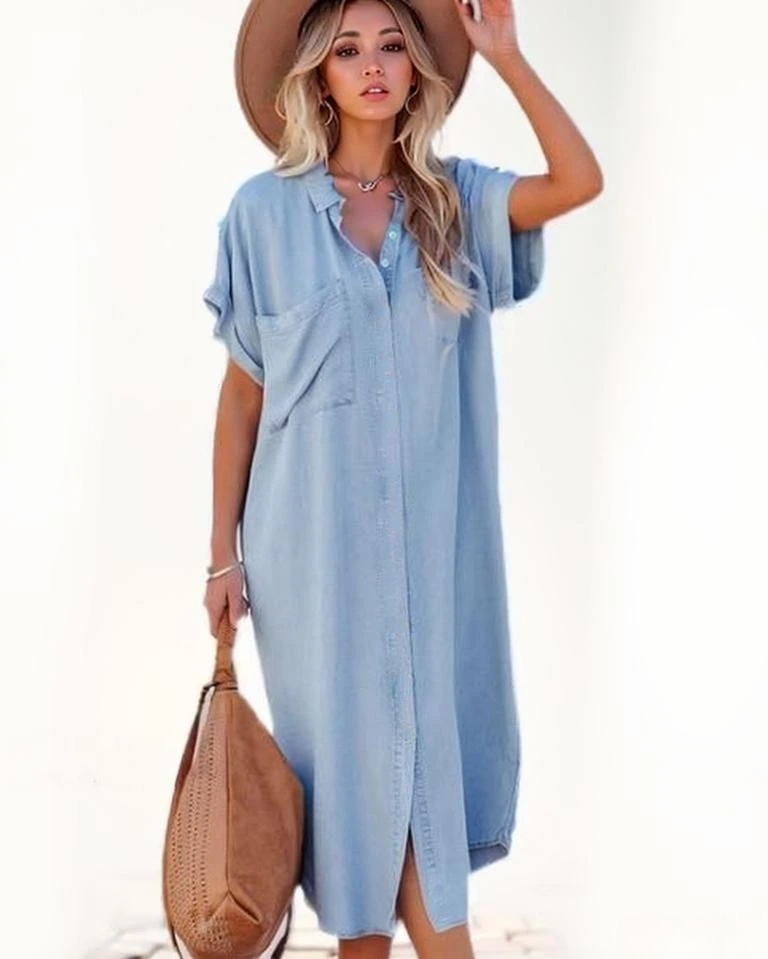 Zeitgemäßes, einfarbiges Denim-Hemdkleid mit kurzen Ärmeln und langem Schnitt mit einem Hauch von Eleganz
