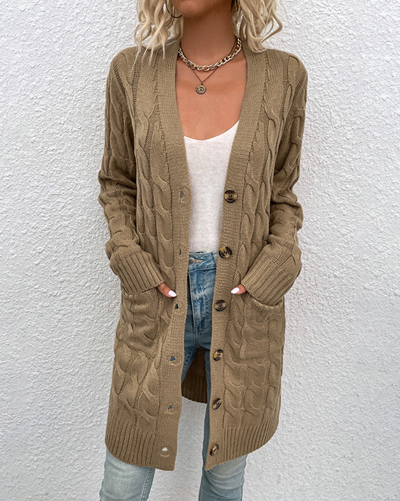 Eine langärmlige Strickjacke in einer einfarbigen Farbe