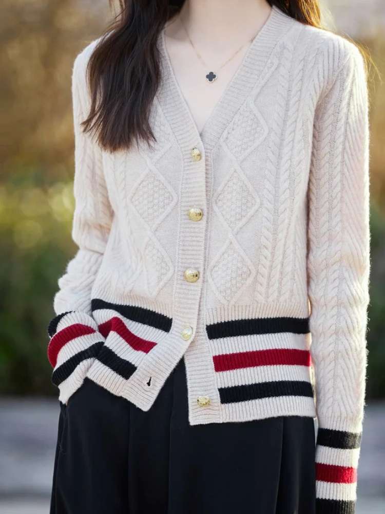 WW | Wollstrickjacke Damen Mit V-ausschnitt, Zopfmuster Und Goldknöpfen