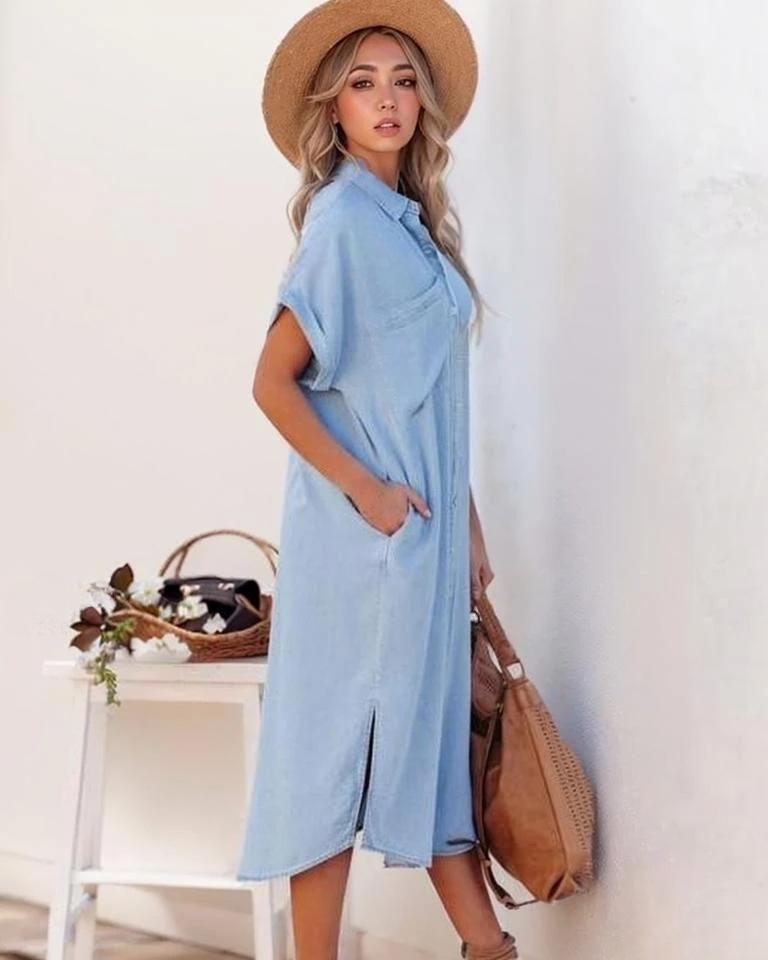 Zeitgemäßes, einfarbiges Denim-Hemdkleid mit kurzen Ärmeln und langem Schnitt mit einem Hauch von Eleganz