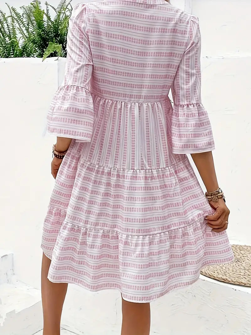 Kleid mit halblangen Ärmeln und Knöpfen | Eden
