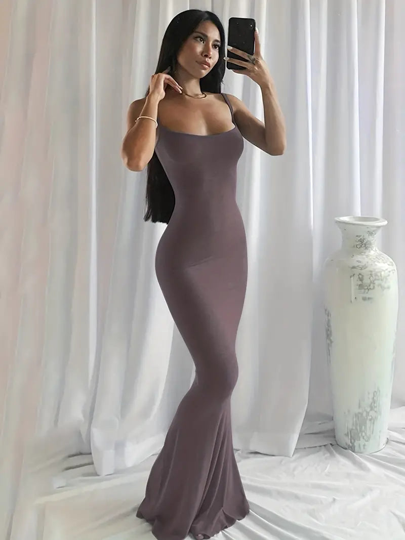 – einfarbiges maxikleid mit spaghettiträgern