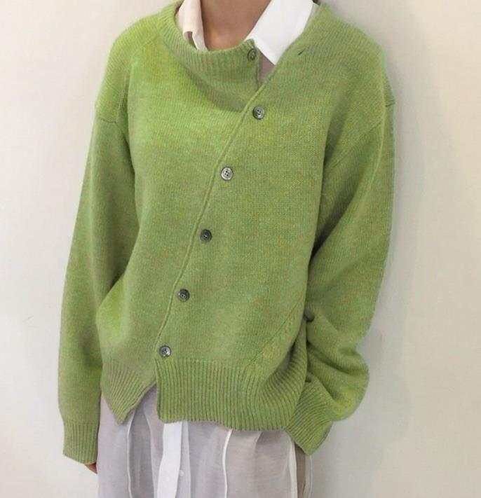 WW | Weiche Kaschmirstrickjacke Mit Diagalem Knopfverschluss