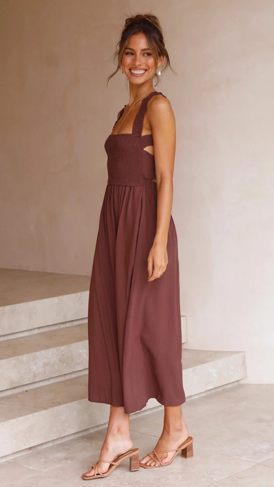 – Braunes, minimalistisches, ärmelloses Midikleid