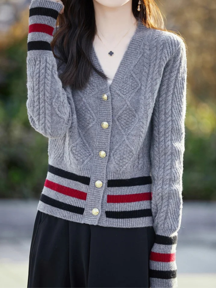 WW | Wollstrickjacke Damen Mit V-ausschnitt, Zopfmuster Und Goldknöpfen