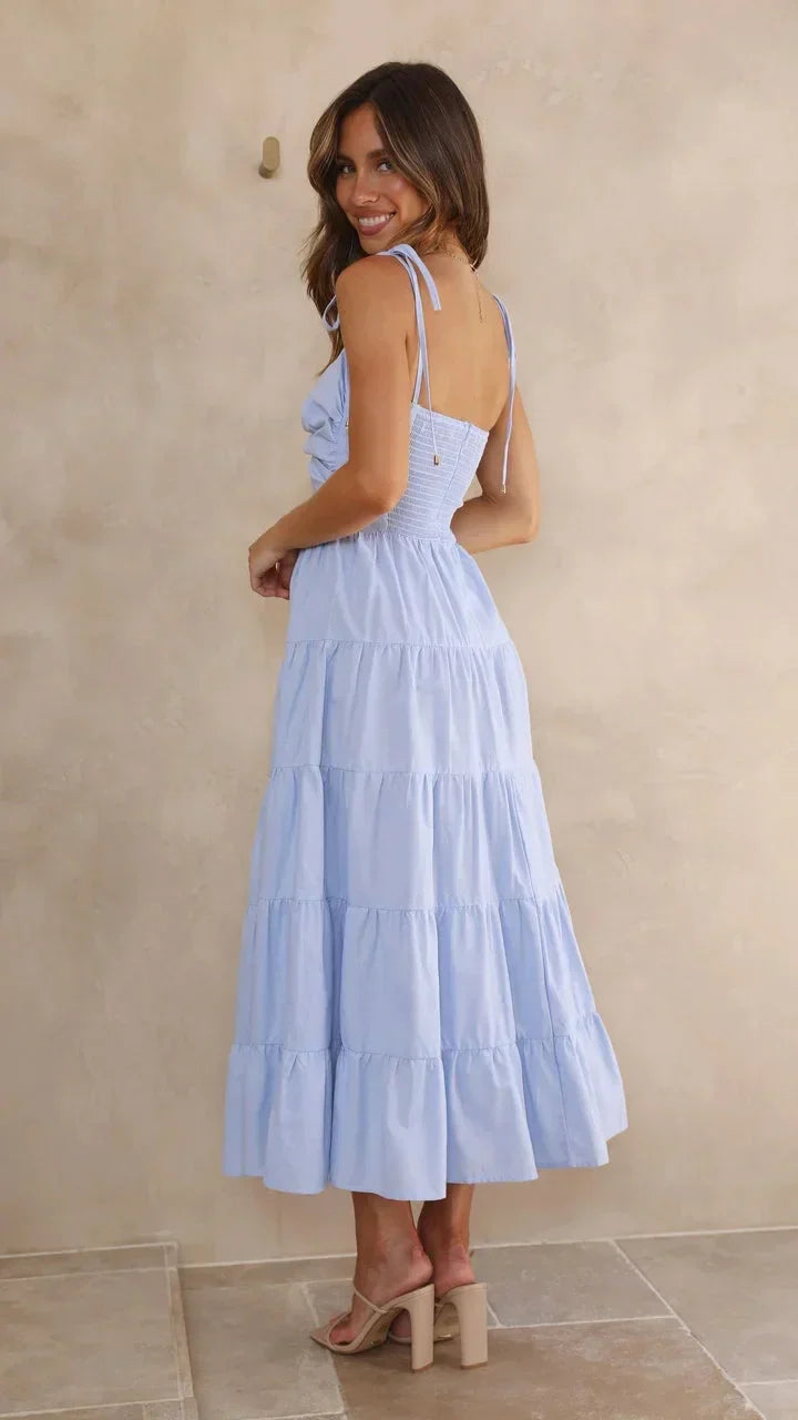 – Blaues Midikleid mit gedrehter Vorderseite