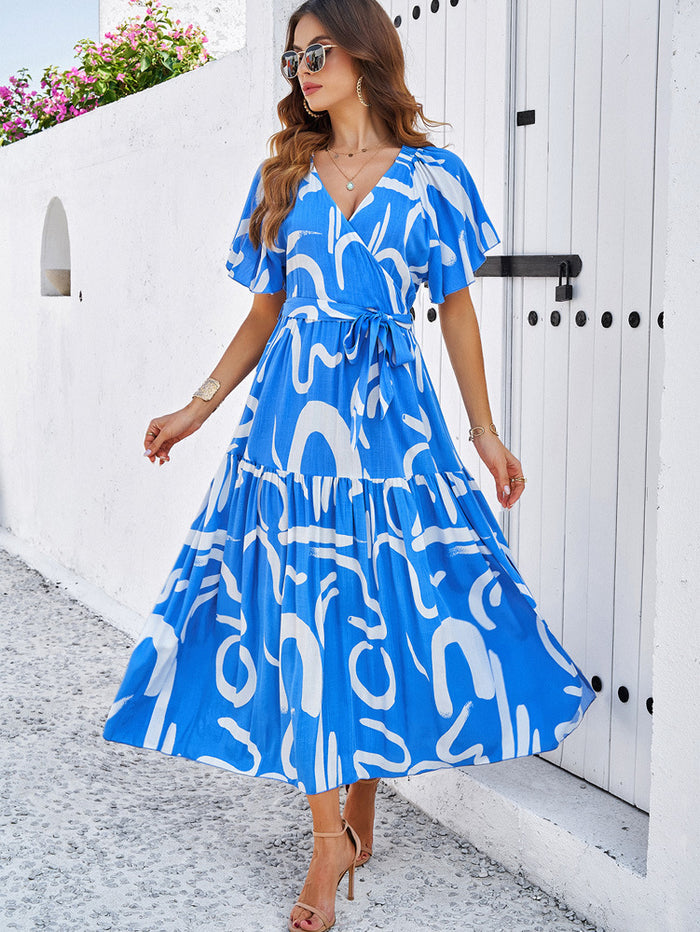 – Blaues Bohemian-Flare-Kurzarmkleid mit tiefem V-Ausschnitt