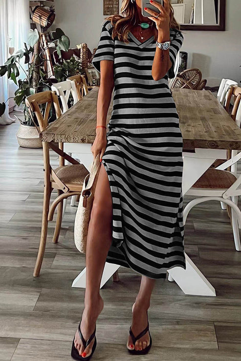 – Gestreiftes Patchwork-Freizeitkleid mit V-Ausschnitt und kurzen Ärmeln