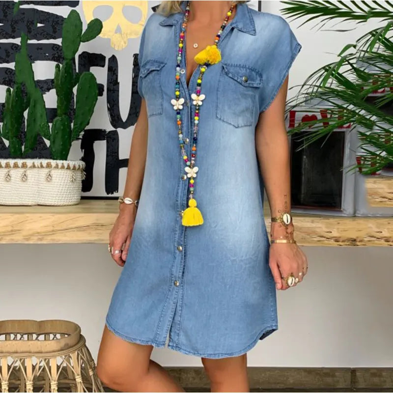 – Ärmelloses Minikleid aus gewaschenem Denim mit Knopfleiste vorne