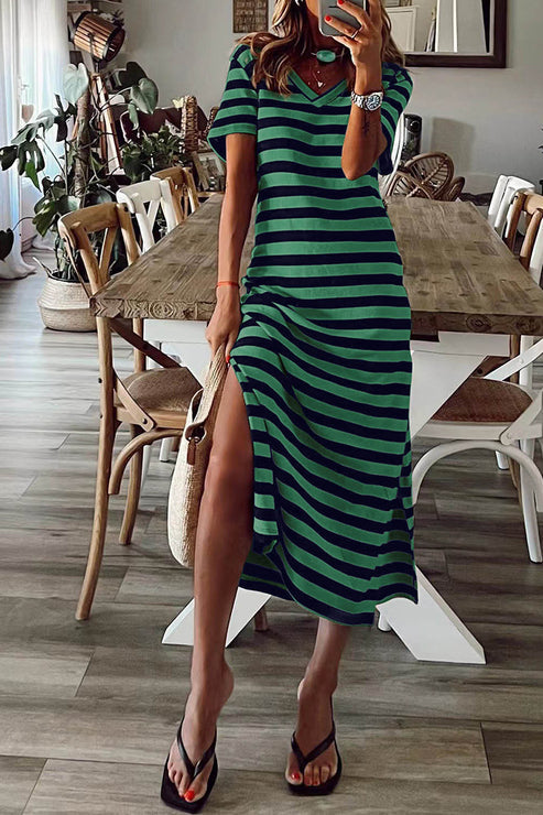 – Gestreiftes Patchwork-Freizeitkleid mit V-Ausschnitt und kurzen Ärmeln