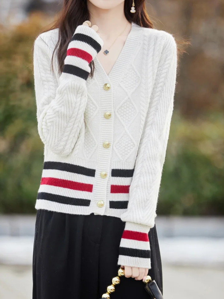 WW | Wollstrickjacke Damen Mit V-ausschnitt, Zopfmuster Und Goldknöpfen