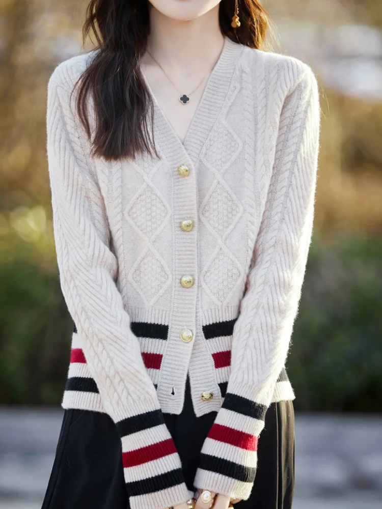 WW | Wollstrickjacke Damen Mit V-ausschnitt, Zopfmuster Und Goldknöpfen