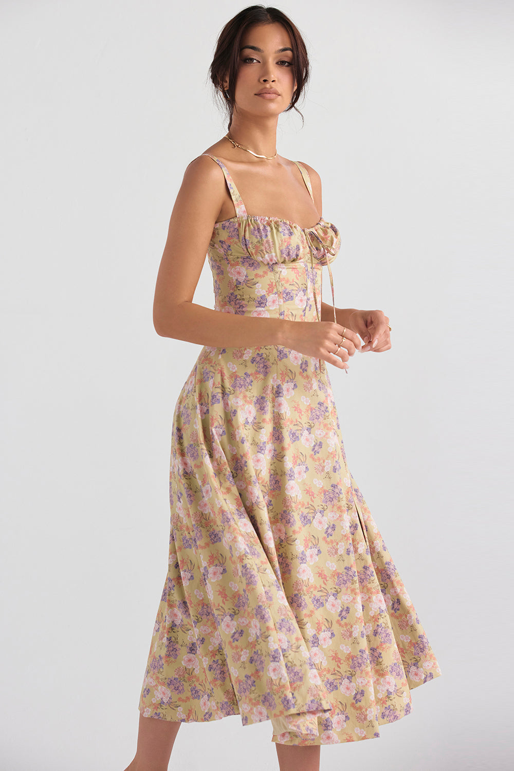 Blossom – Geblümtes, figurbetontes Kleid mit geformter Taille