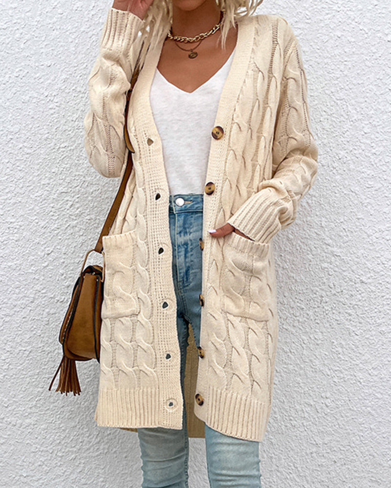Eine langärmlige Strickjacke in einer einfarbigen Farbe