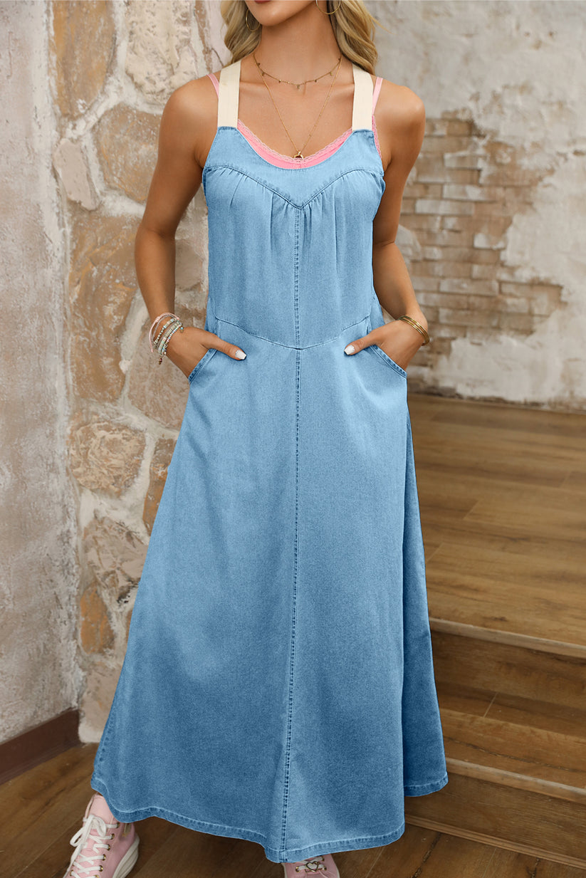 – Beau Blaues langes Chambray-Kleid mit kontrastierenden Trägern und Taschen