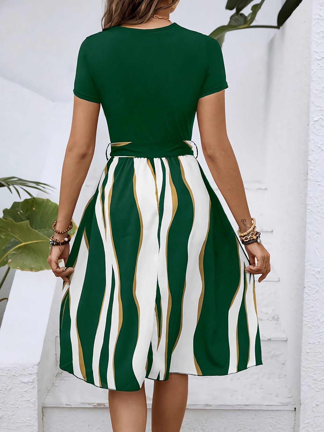 Gestreiftes Damen Kleid mit Rundhalsausschnitt