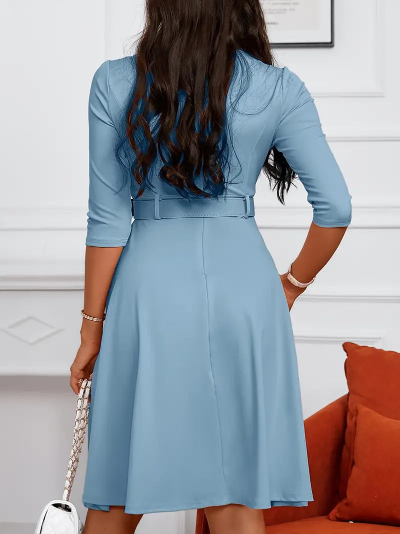 – kleid mit rundhalsausschnitt und praktischem reißverschluss