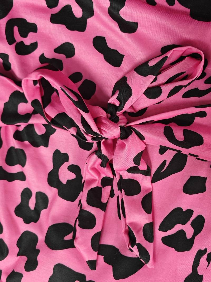 – figurbetontes, geteiltes kleid mit leopardenmuster