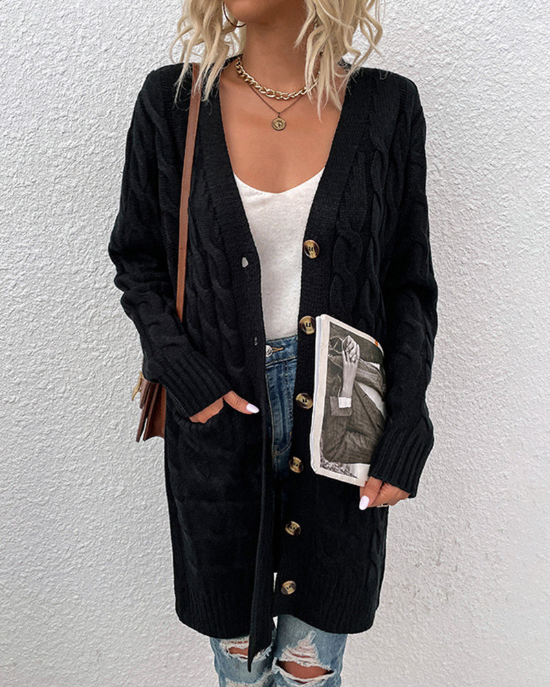 Eine langärmlige Strickjacke in einer einfarbigen Farbe