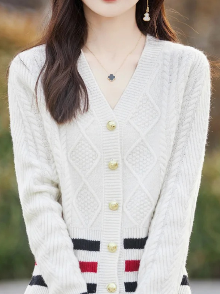 WW | Wollstrickjacke Damen Mit V-ausschnitt, Zopfmuster Und Goldknöpfen