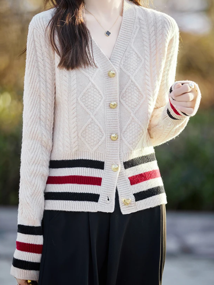 WW | Wollstrickjacke Damen Mit V-ausschnitt, Zopfmuster Und Goldknöpfen