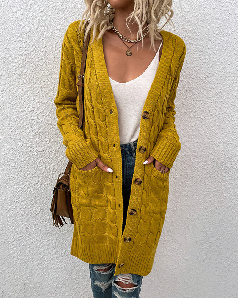 Eine langärmlige Strickjacke in einer einfarbigen Farbe
