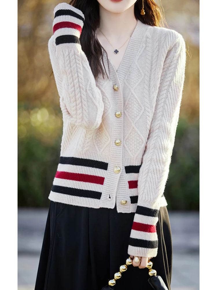 WW | Wollstrickjacke Damen Mit V-ausschnitt, Zopfmuster Und Goldknöpfen
