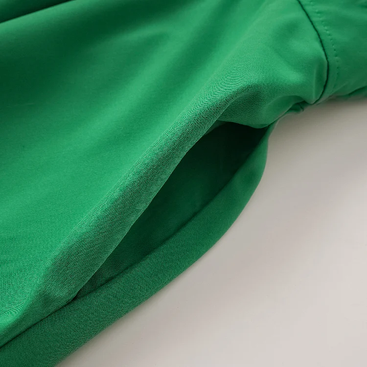 – Ärmellose Midikleider mit unifarbenem Revers