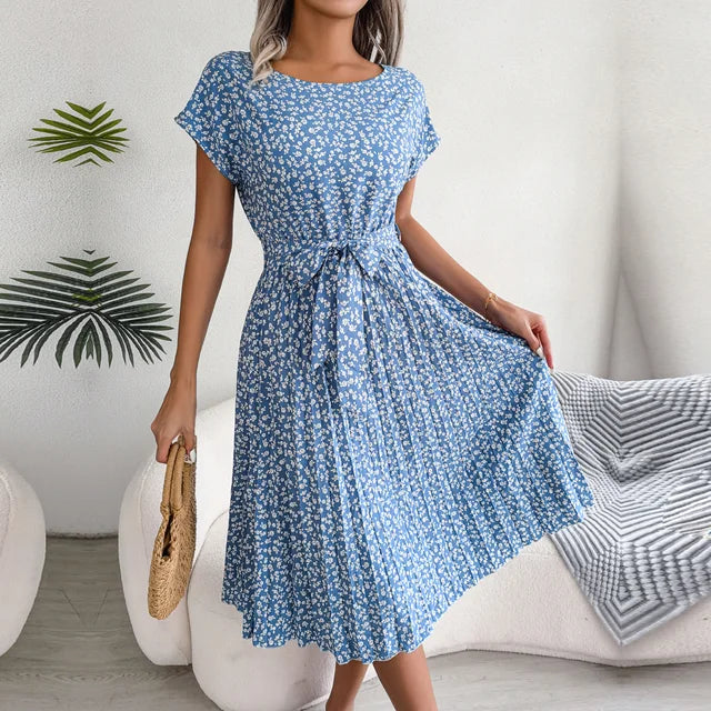 – blaues sommerkleid mit blumenmuster