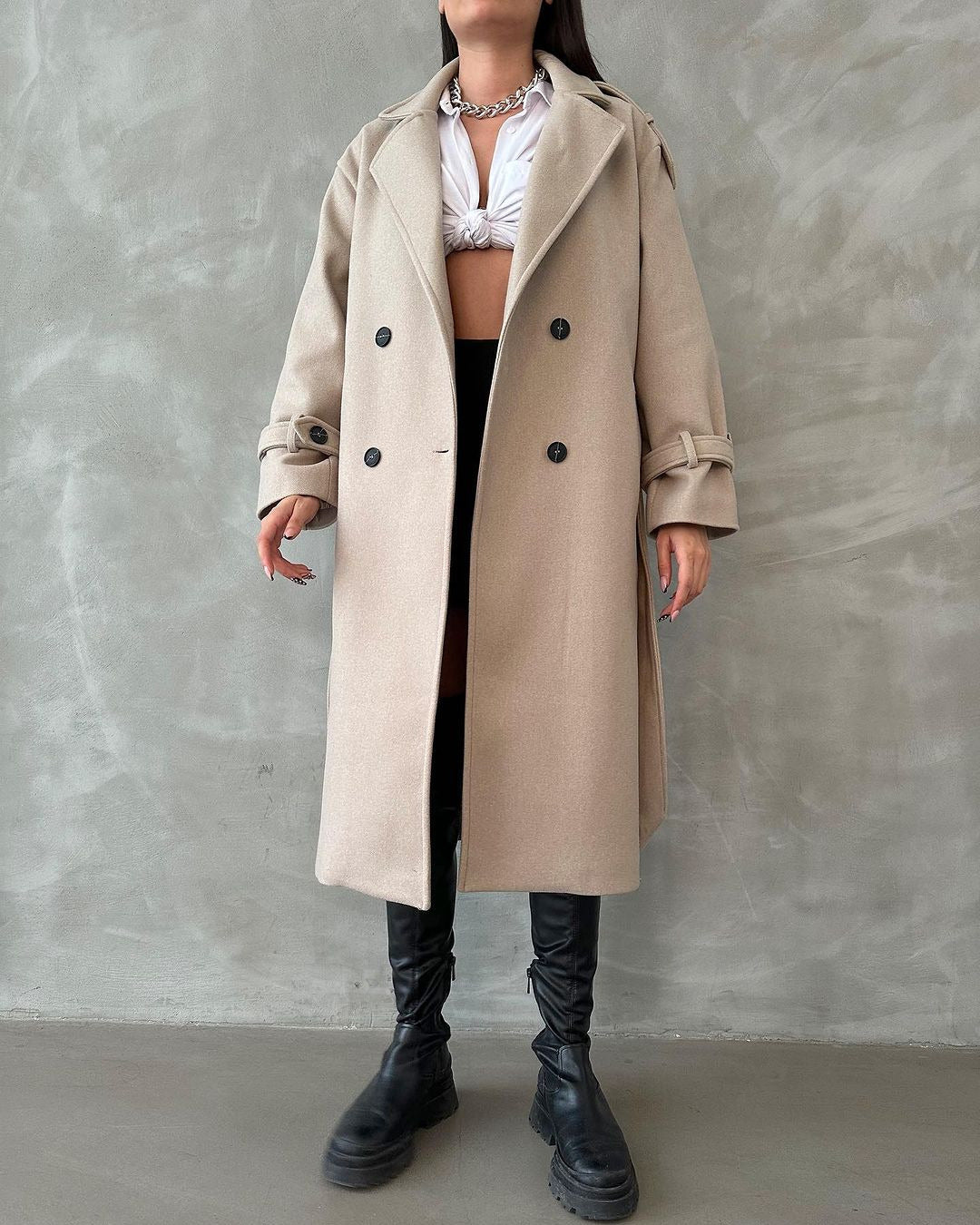 Damen Modischer Trenchcoat mit eleganten Details und doppelt geknöpfter Front Merchesia